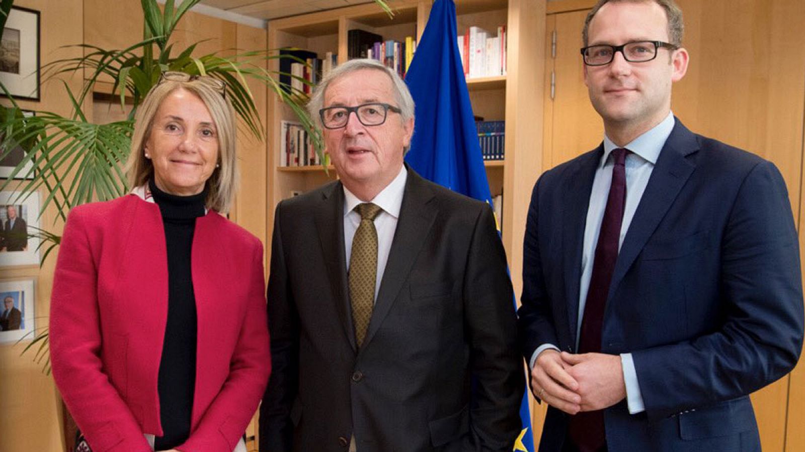 La española Clara Martínez, jefa de gabinete del presidente de la Comisión Europea, posa junto a Juncker y el subjefe de gabinete, Richard Szostak