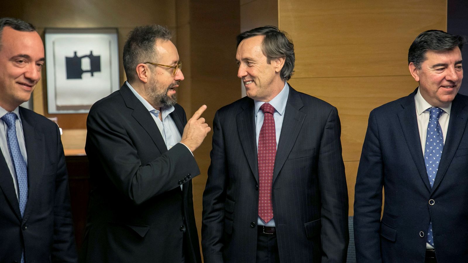 El portavoz del PP, Rafael Hernando conversa con el de Ciudadanos, Juan Carlos Girauta