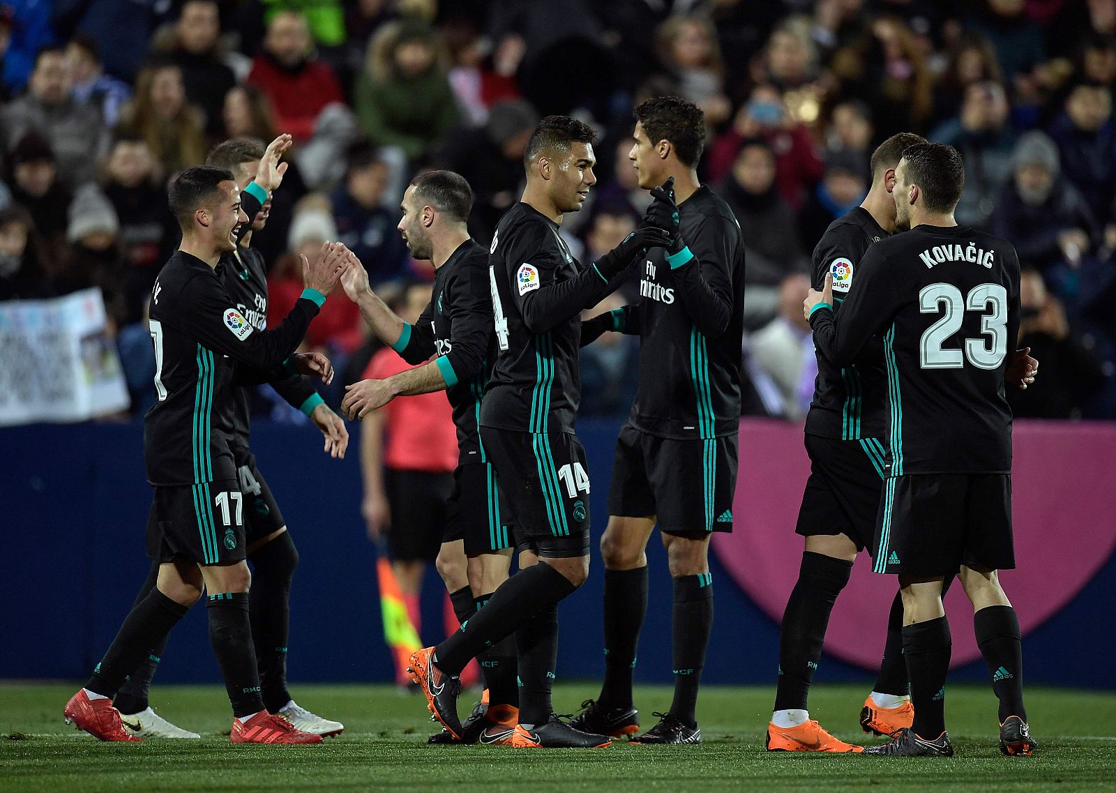 El Real Madrid celebra el gol de Casemiro, segundo del Madrid.