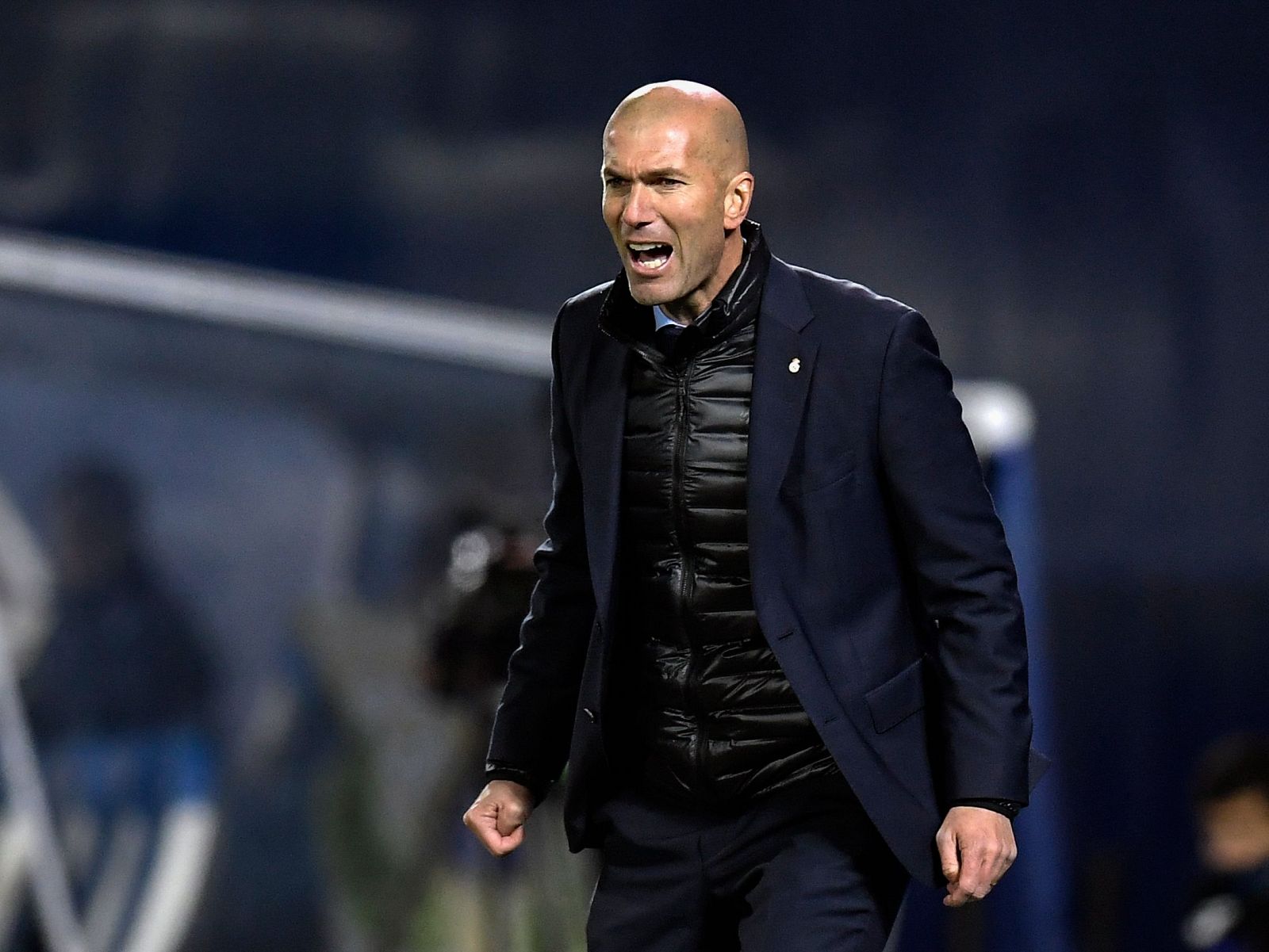 Zinedine Zidane dando instrucciones durante el partido en Butarque ante el Leganés.