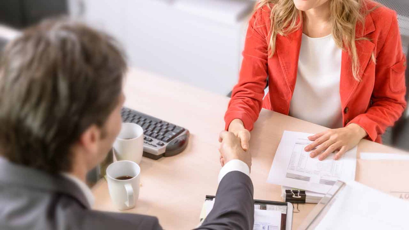 Imagen de recurso de dos trabajadores en su entorno laboral