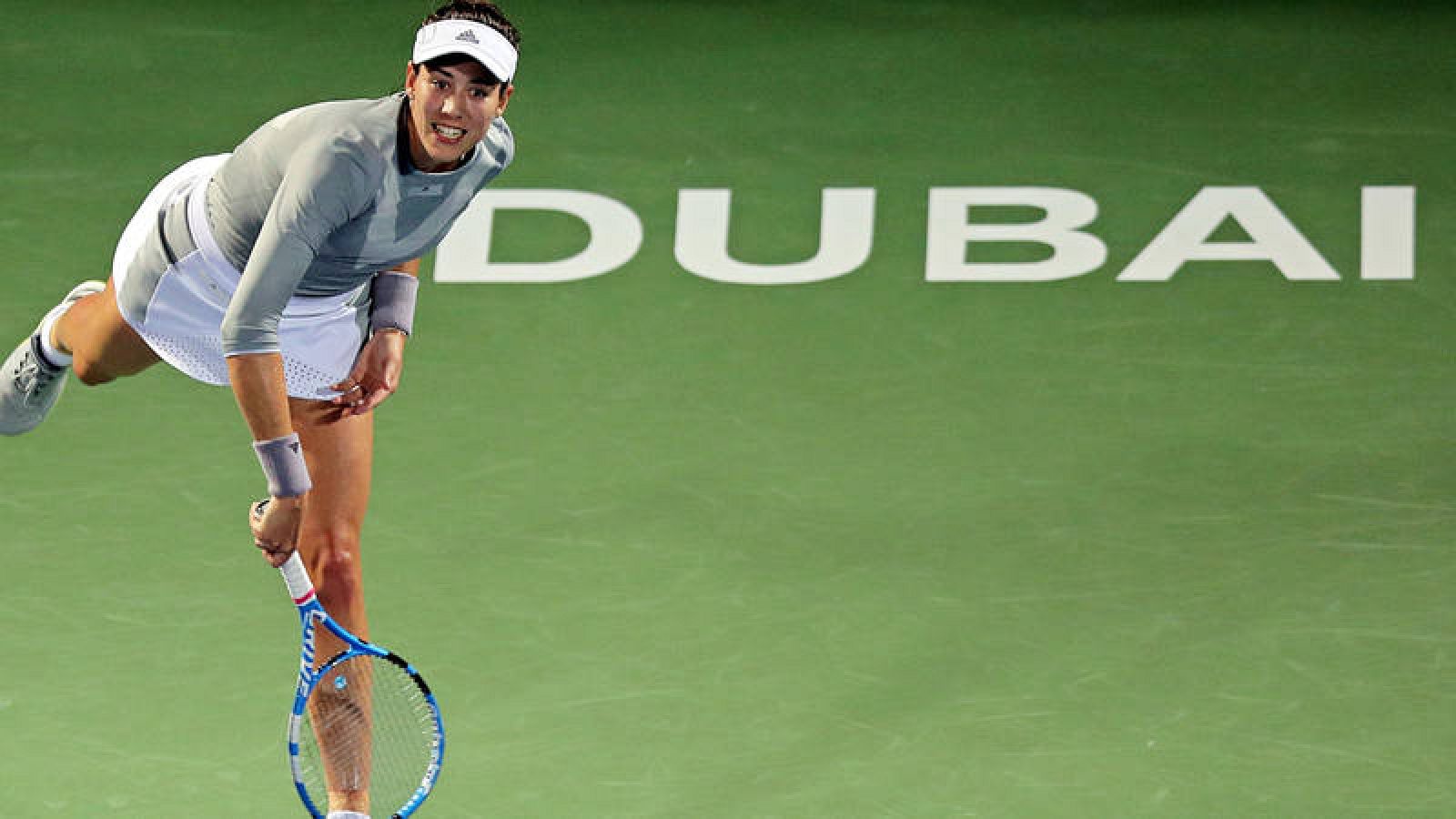 Garbiñe Muguruza sirve ante Catherine Bellis en Dubai.