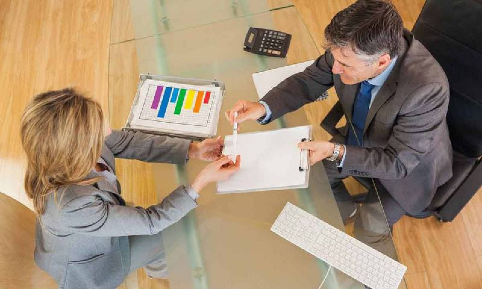 Imagen de recurso donde dos trabajadores hablan en su entorno laboral