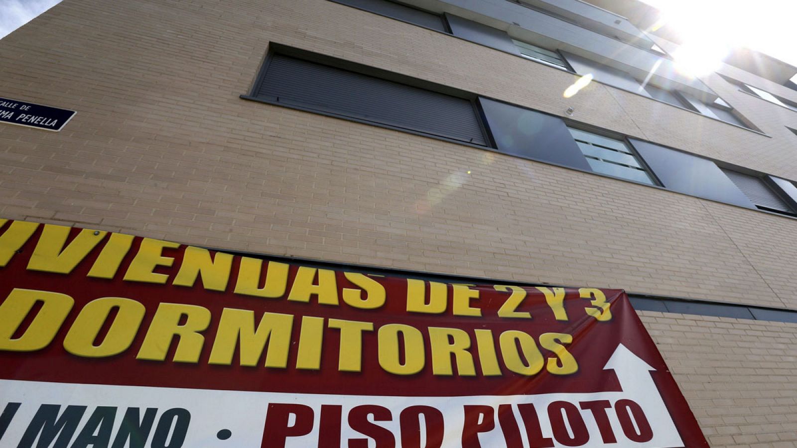 Cartel de venta de viviendas en un edificio del barrio madrileño de Valdebebas