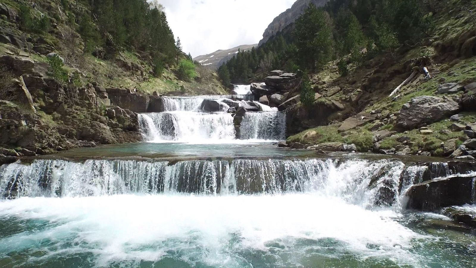 Mientras los Valles de Ordesa y el Monte Perdido rebosan de aguan en las zonas altas domina la aridez