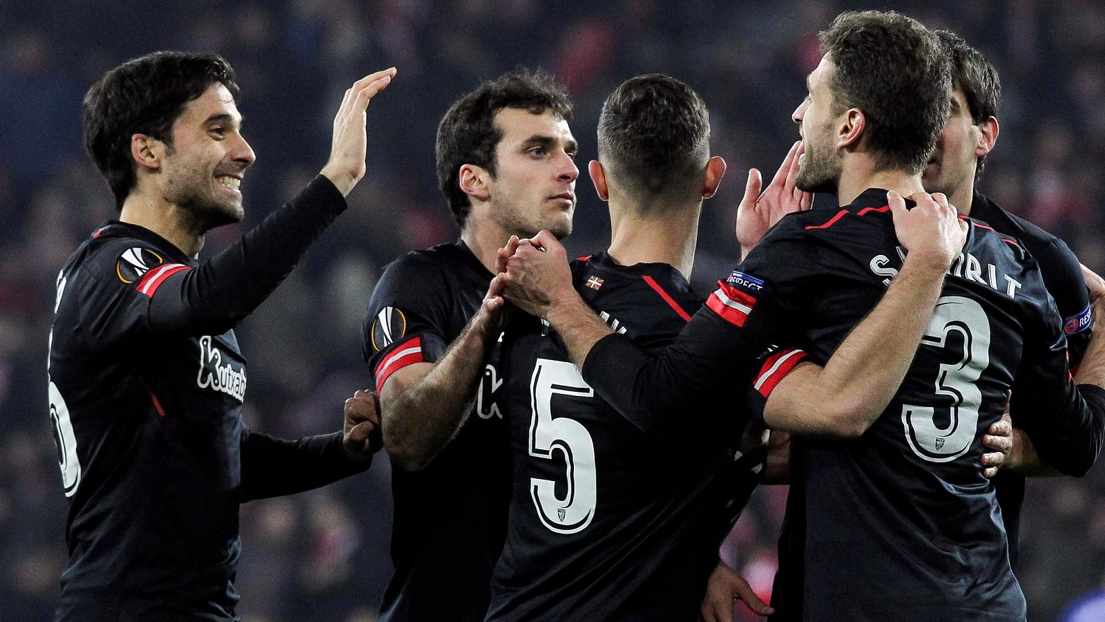 Los jugadores del Athletic de Bilbao celebran el gol de Etxeita.