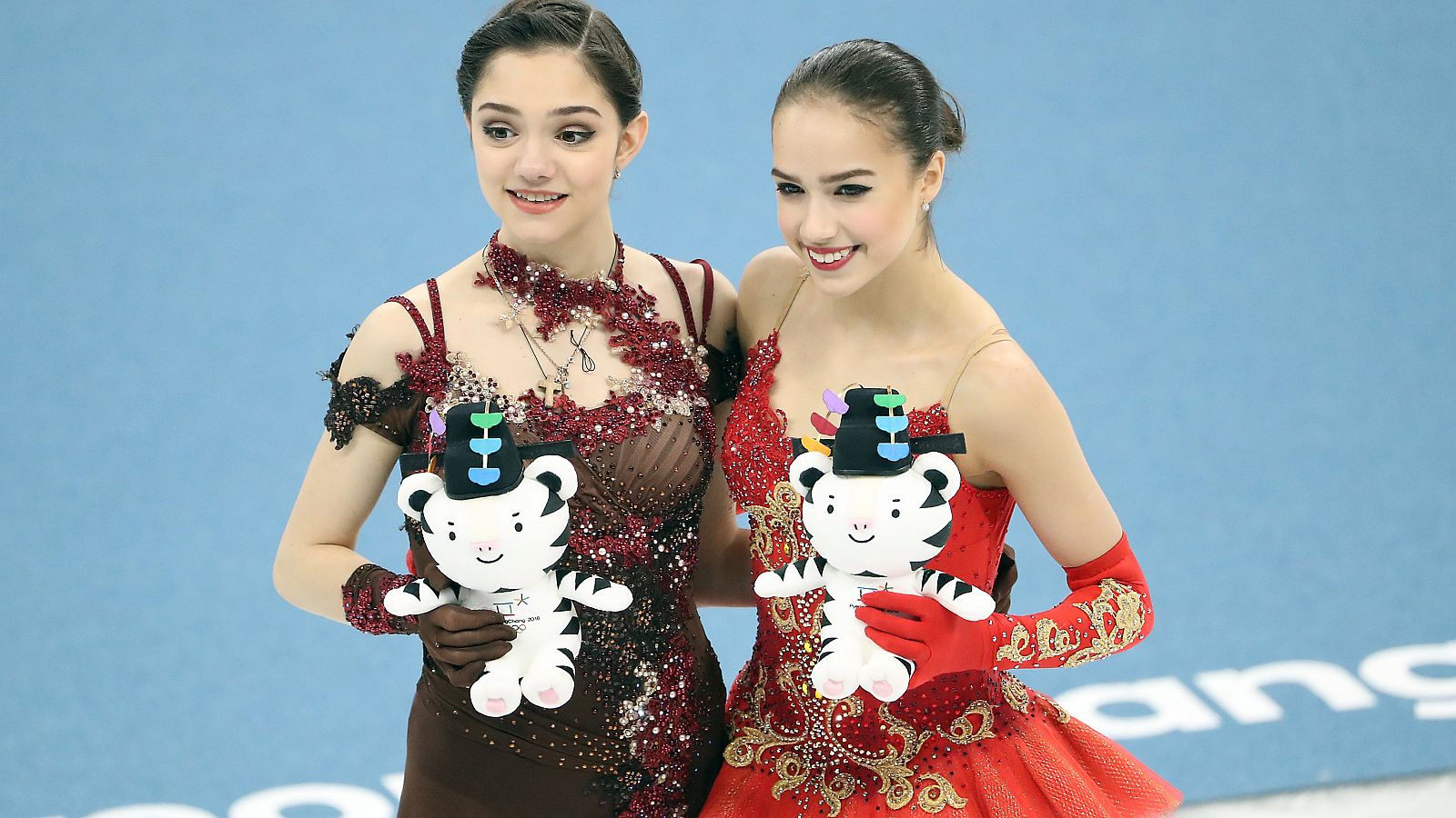 Doblete ruso en patinaje artístico femenino con la plata de Medvedeva (i) y el oro de Zagitova (d).