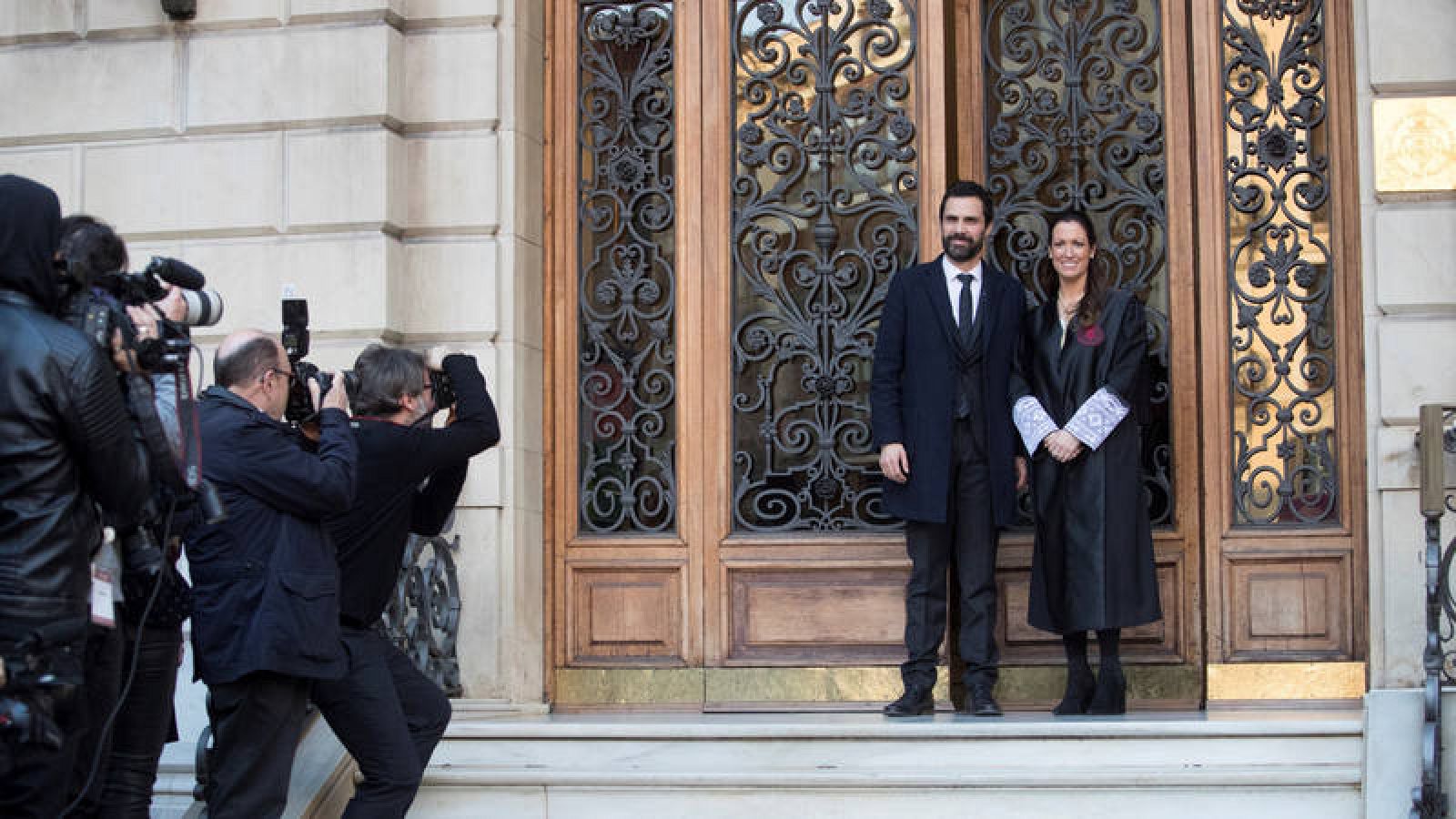 El presidente del Parlament, Roger Torrent, junto a la decana del Colegio de Abogados de Barcelona, Maria Eugenia Gay 