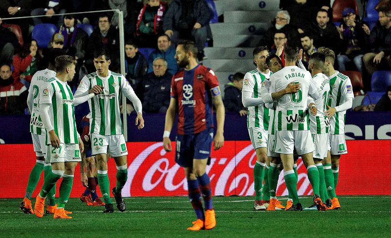 Los jugadores del Betis celebran un gol ante el Levante