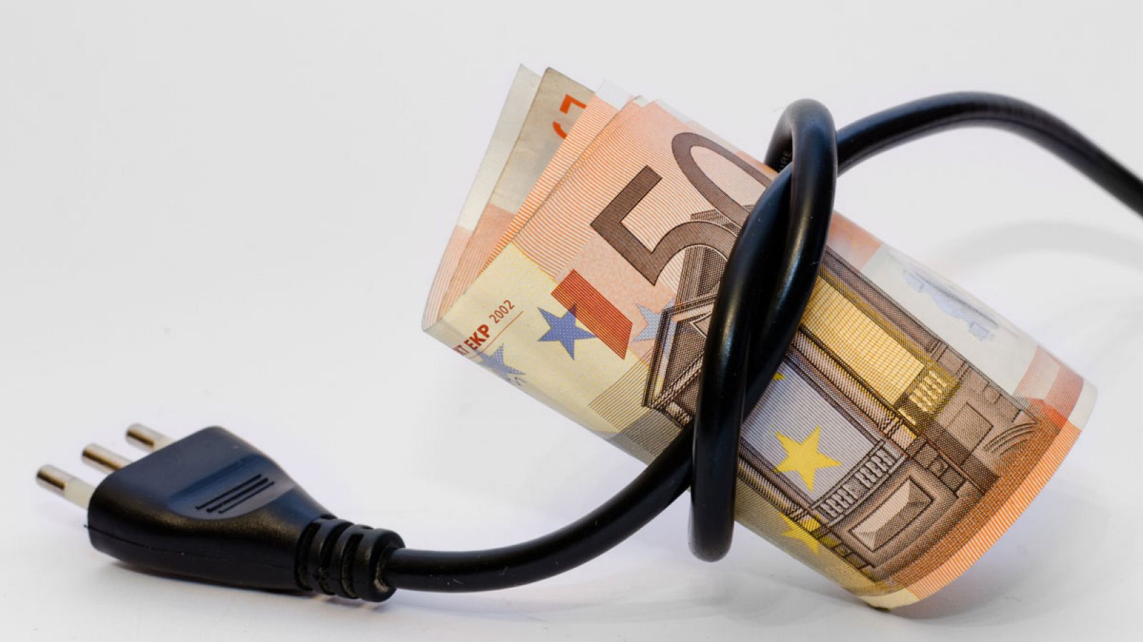 Un manojo de billetes de euros entrelazados con un cable eléctrico