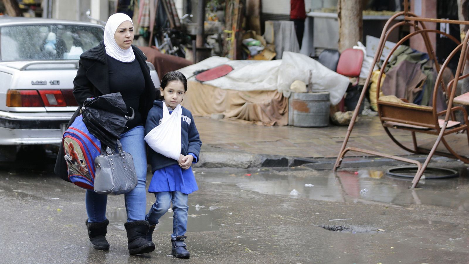 Una mujer y una adolescente sirias fotografiadas en Damasco