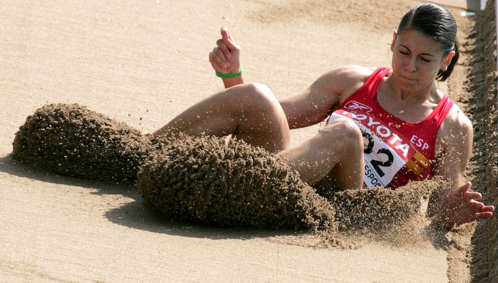 La saltadora española Conchi Montaner durante un salto.