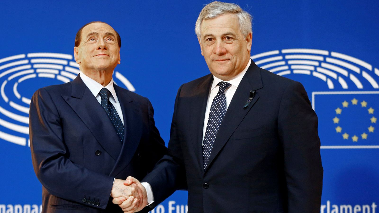 Fotografía de archivo de Silvio Berlusconi y Antonio Tajani en el Parlamento Europeo