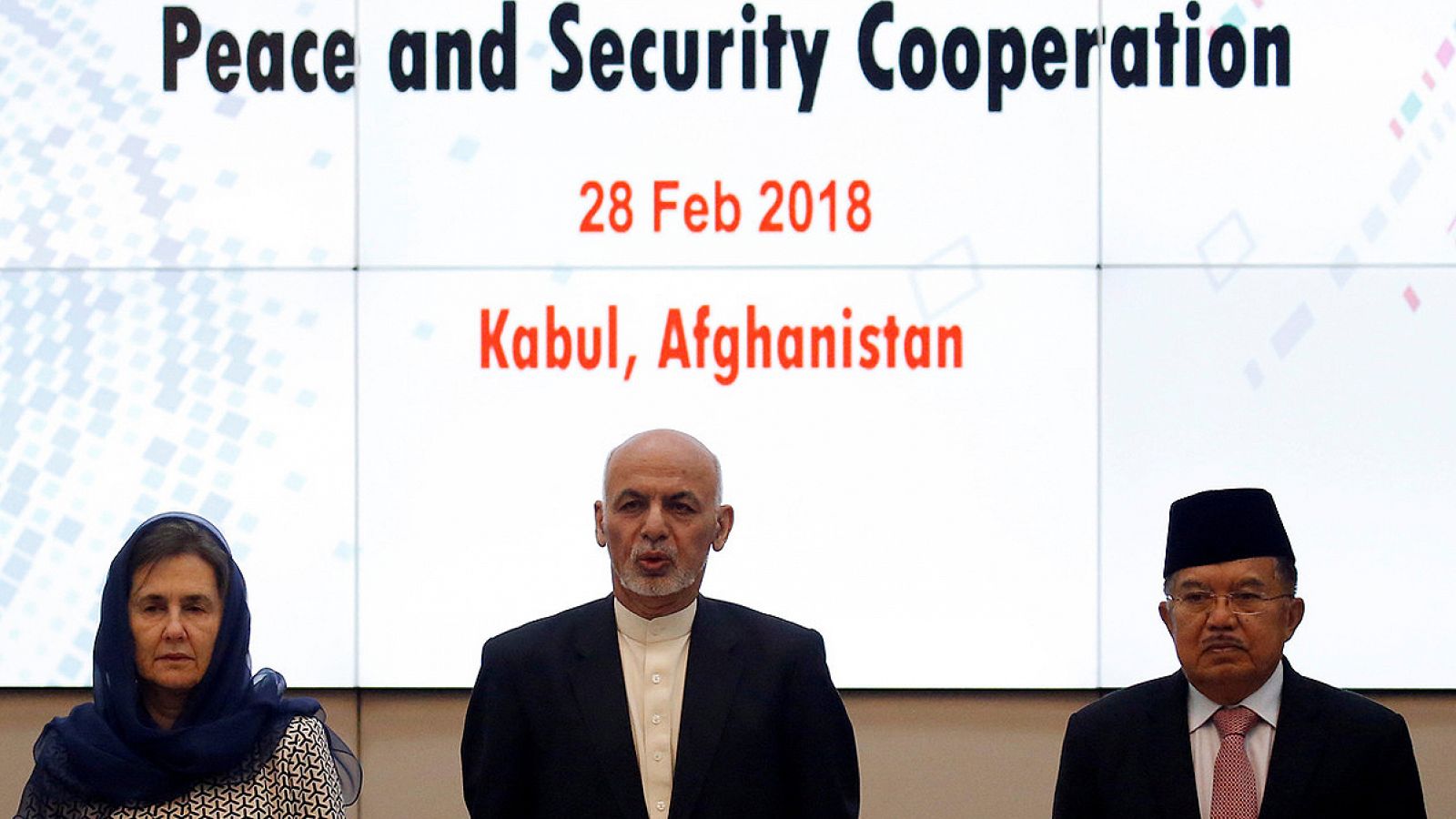 De izquierda a derecha, la primera dama de Afganistán, Rula Gani, junto a su marido, el presidente afgano Ashraf Gani, y el vicepresidente de Indonesia, Muhammad Yusuf Kalla, durante la conferencia de paz y seguridad celebrada en Kabul