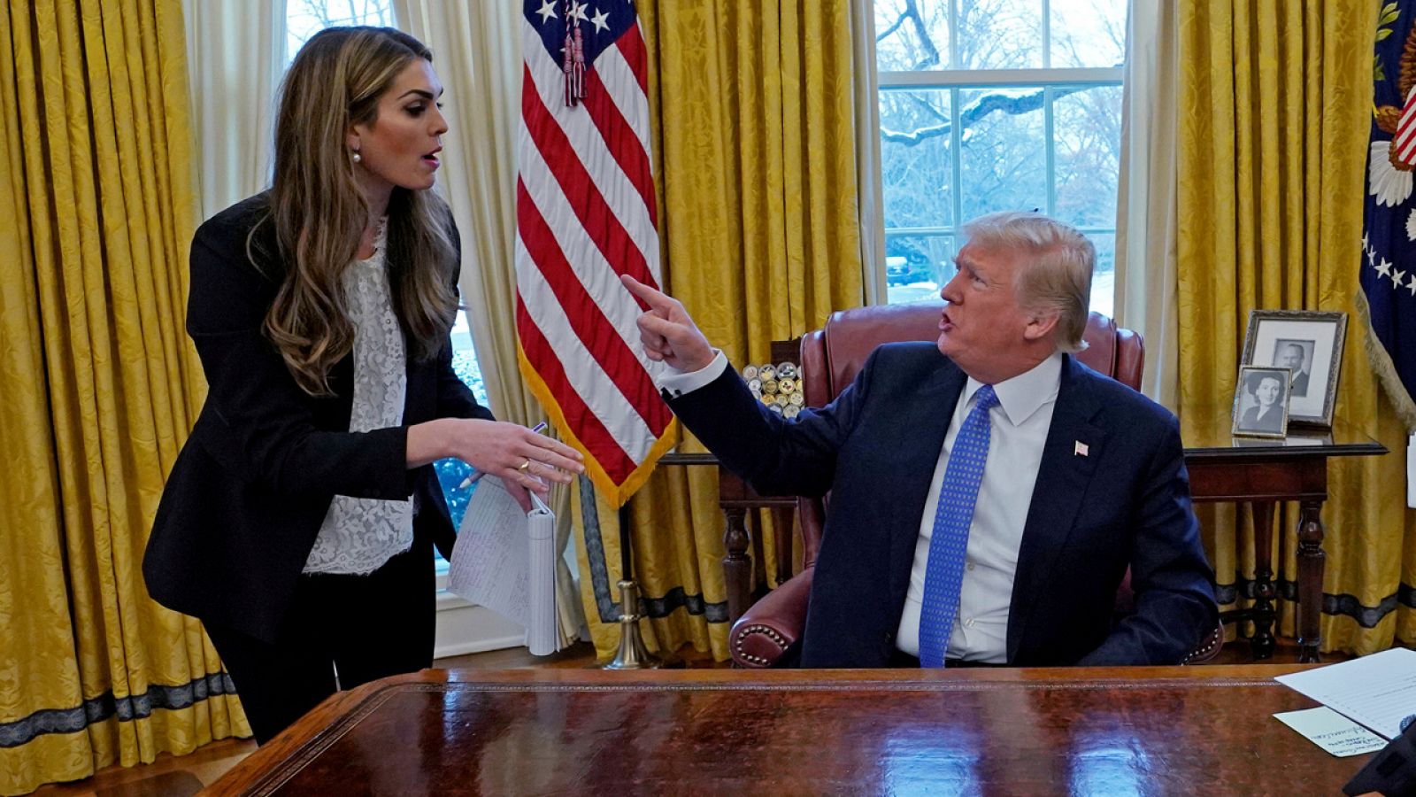 Hope Hicks y Donald Trump, en el despacho oval de la Casa Blanca el pasado 17 de enero