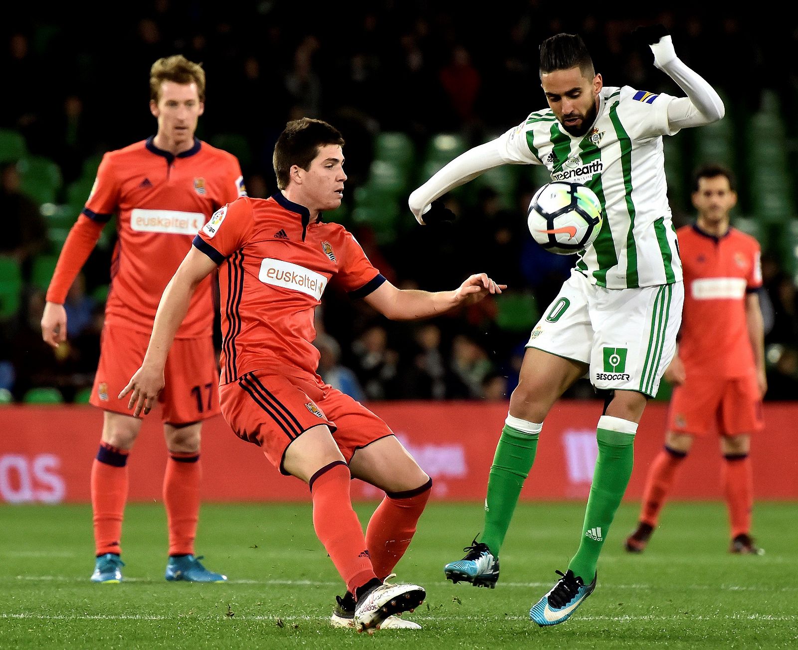 Boudebouz pelea un balón con Igor Zubeldia.