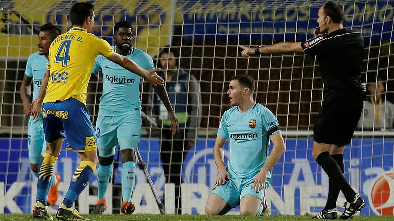 Mateu Lahoz (derecha) pita penalti en el área del Barça.