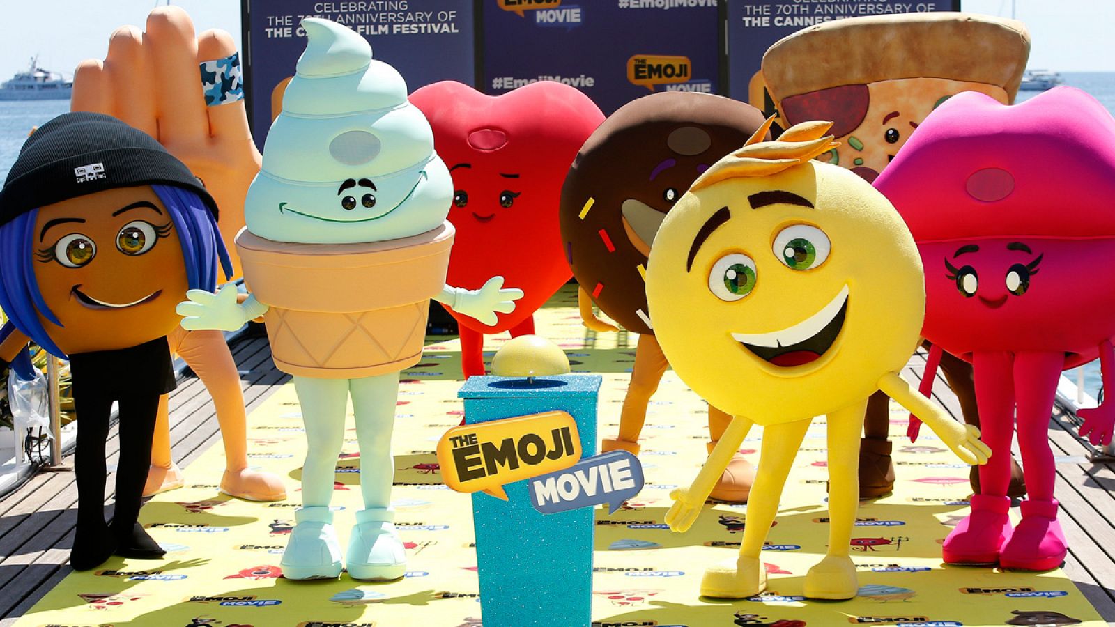 Los protagonistas de 'The Emoji Movie' posan para la cámara en la 70 edición del Festival de Cannes