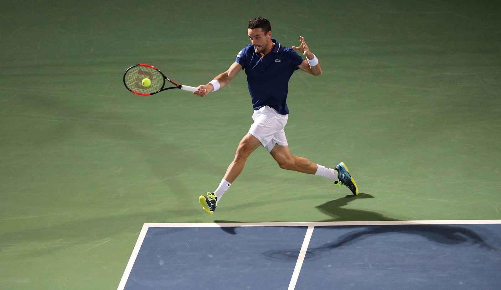 Bautista Agut devuelve una bola a Pouille en la final de Dubai