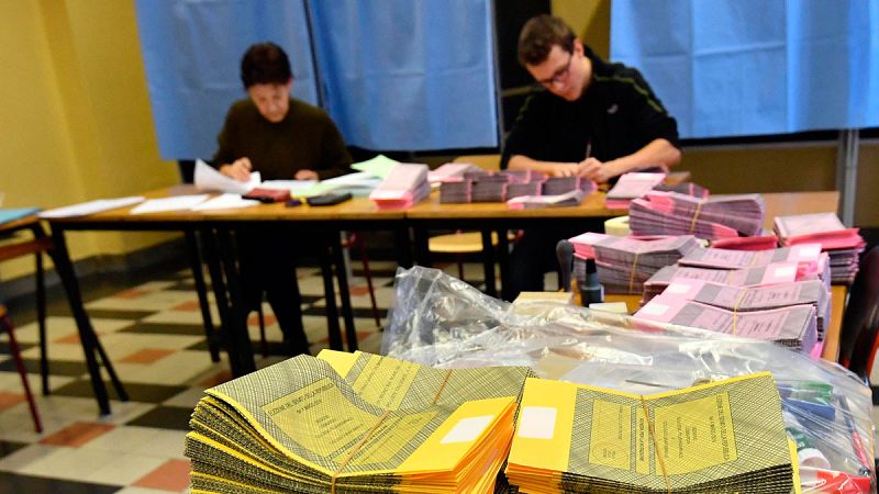 Uno de los centros de votación en Milán