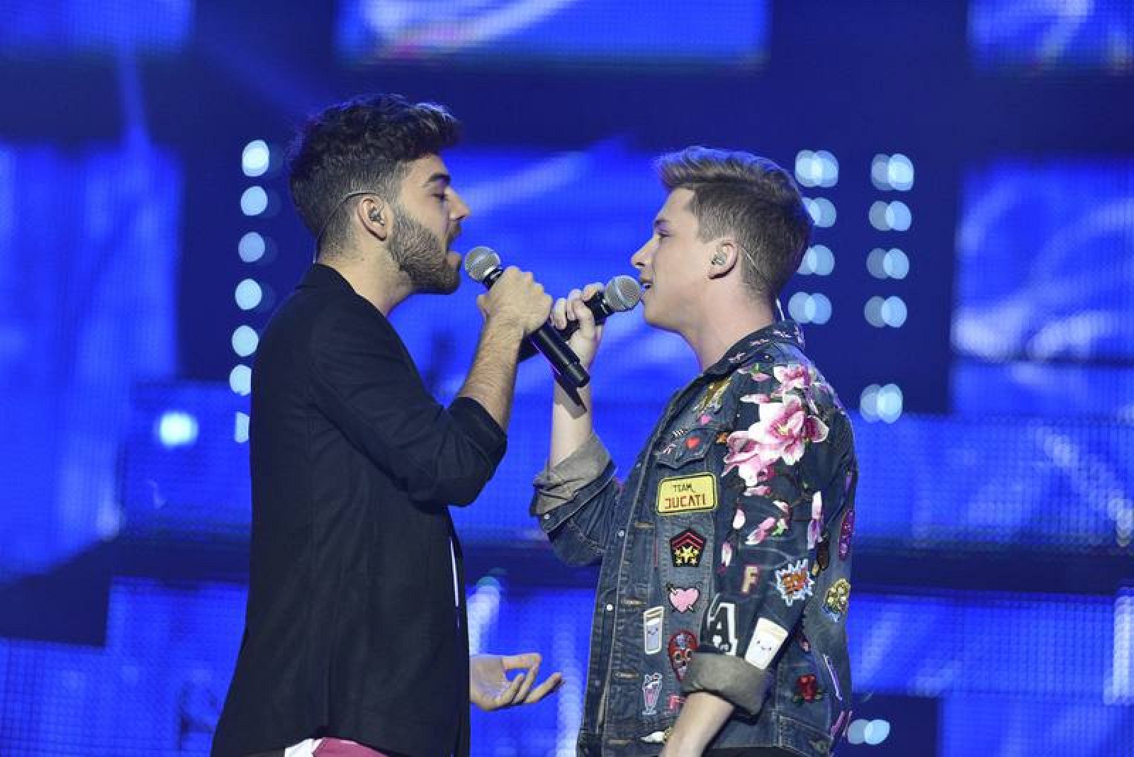 Agoney y Raoul cantaron al amor, la libertad y la visibilidad con "Manos vacías" en el concierto de OT. 