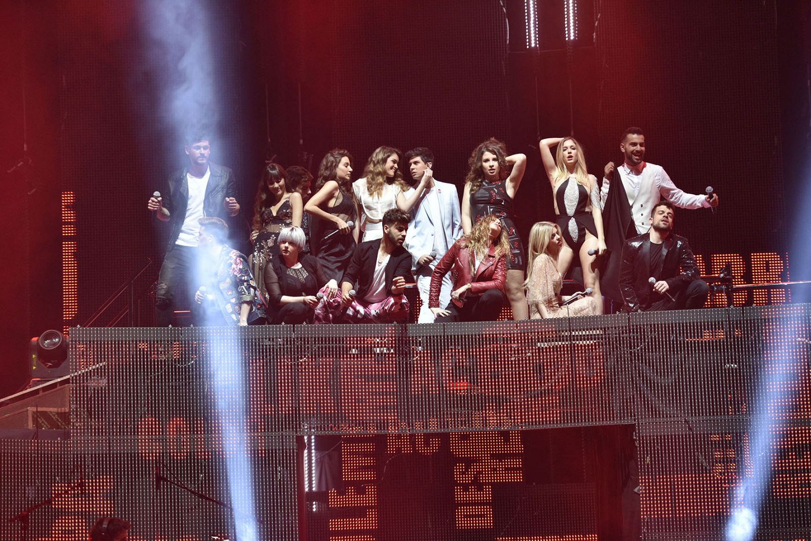 Imagen de los 16 concursantes durante el concierto de OT en Barcelona.