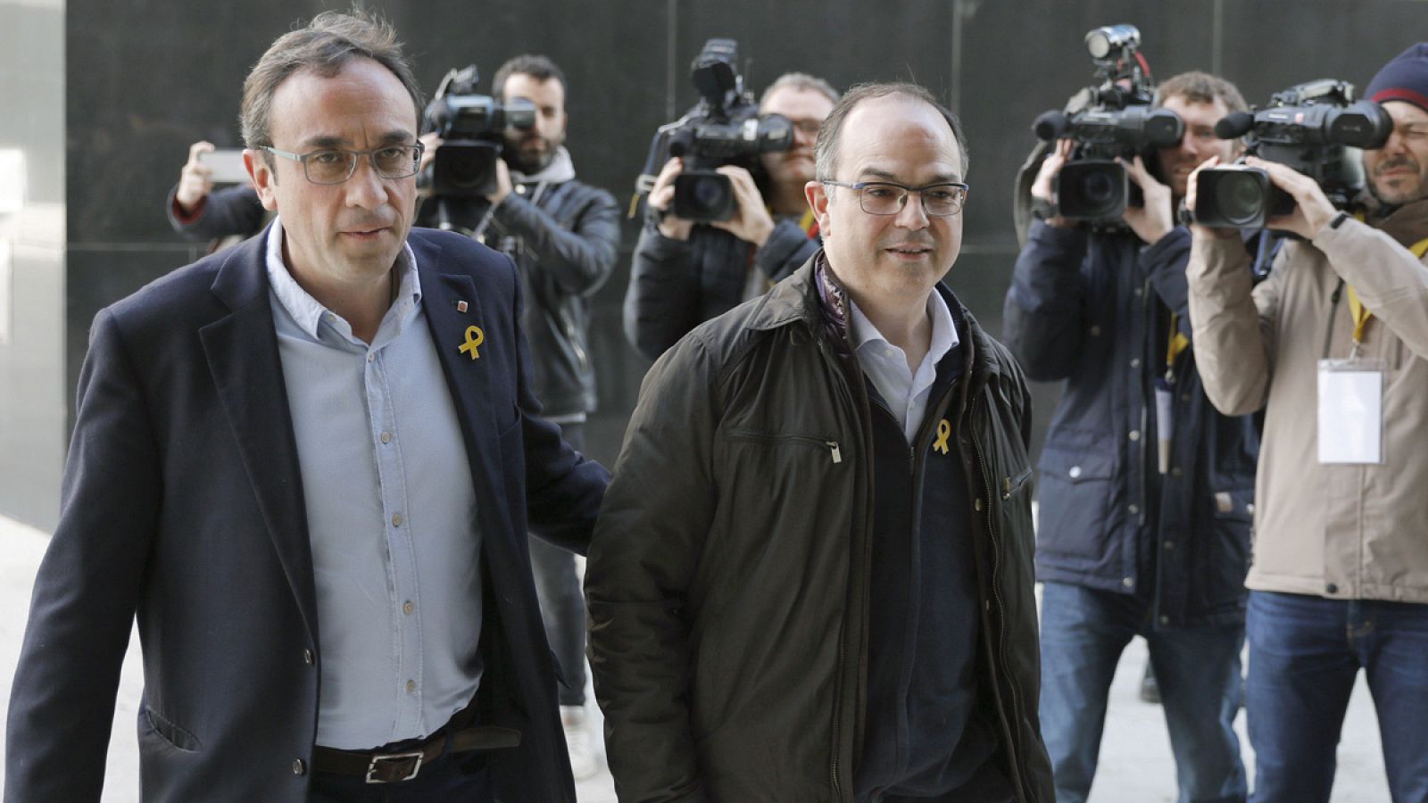 Los dirigentes del PDeCAT Josep Rull y Jordi Turull se dirigen hacia la reunión del 'consell' nacional del partido celebrada en Barcelona