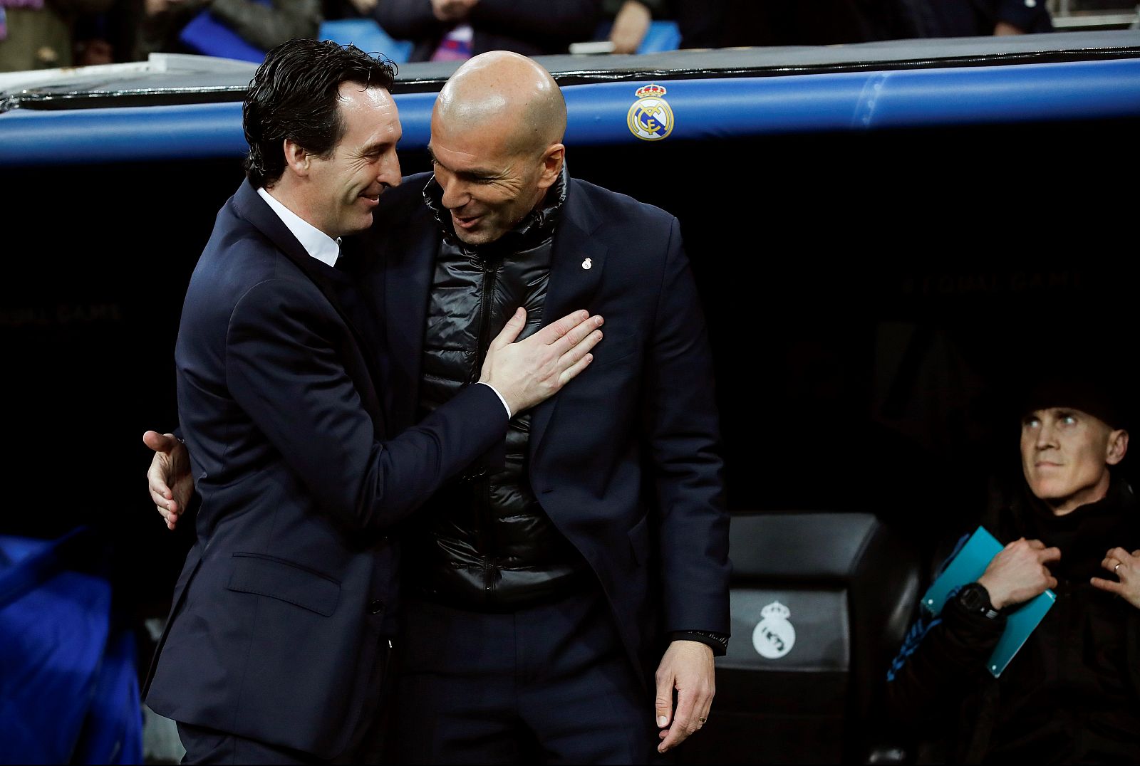 El entrenador del Real Madrid, el francés Zinedine Zidane (d), saluda al del Paris Saint Germain, el español Unai Emery, antes del partido de ida de octavos de final de la Champions.