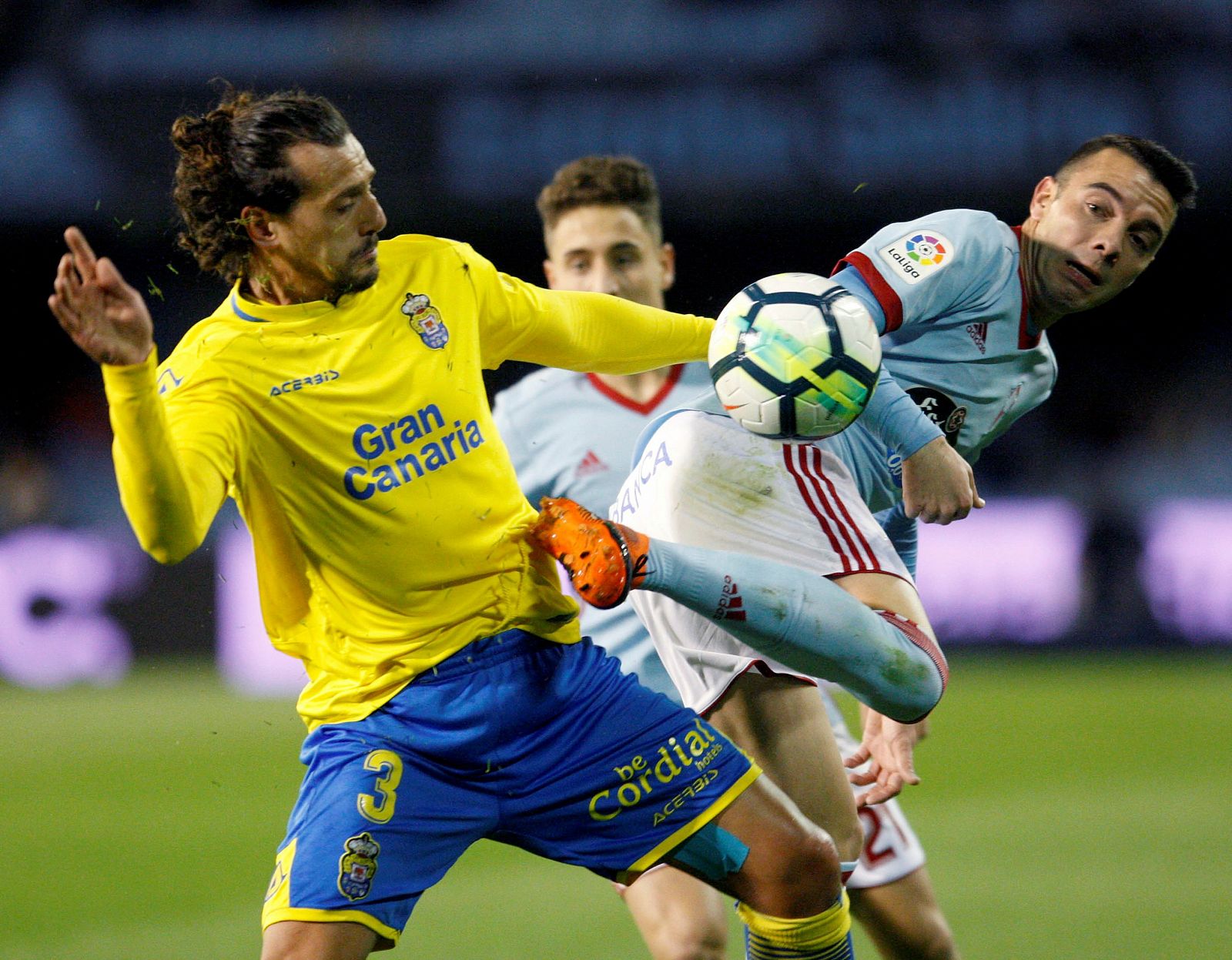 Iago Aspas (d) y el defensa de Las Palmas Matías Aguirregaray durante el partido.