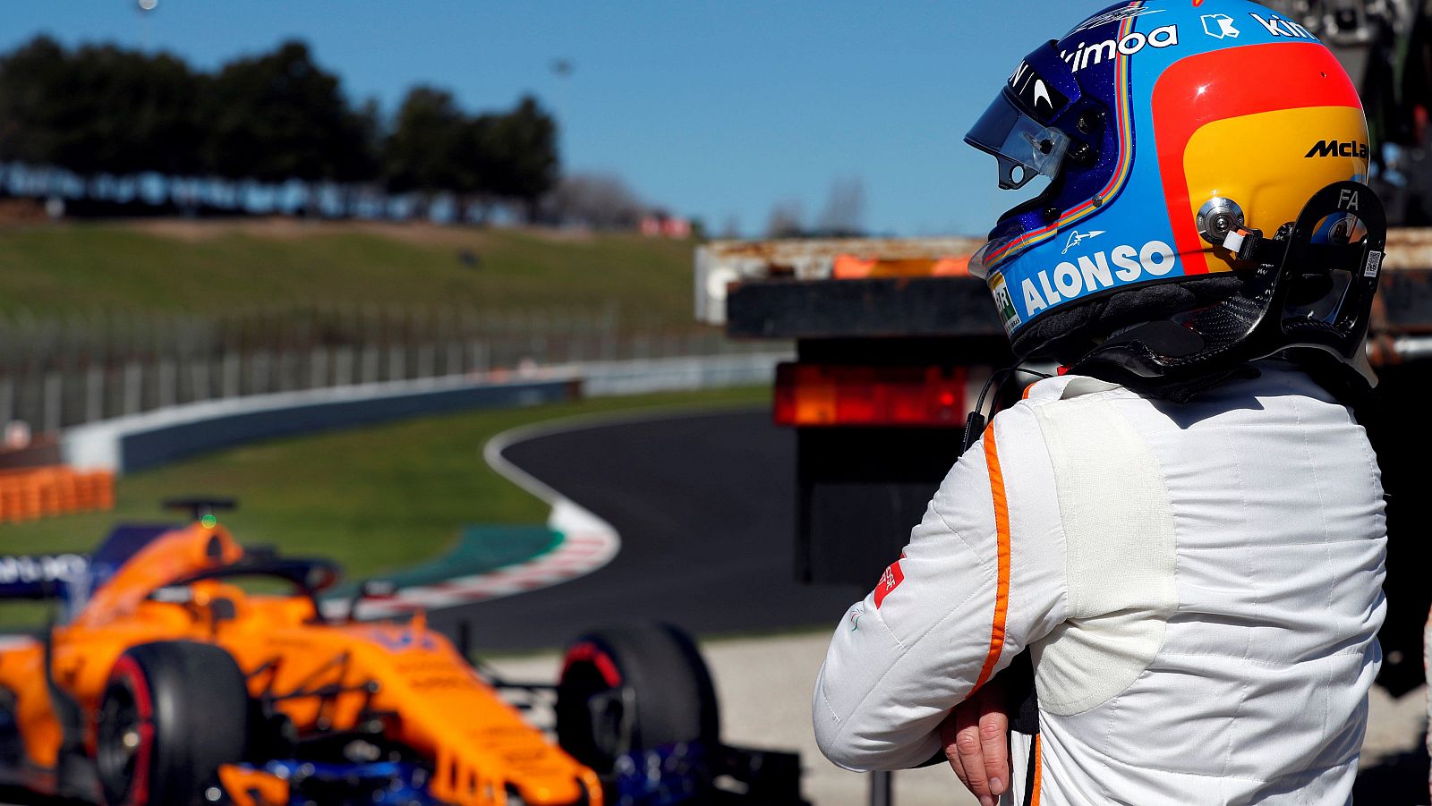 El McLaren deja tirado a Alonso y los comisarios limpian la pista de aceite