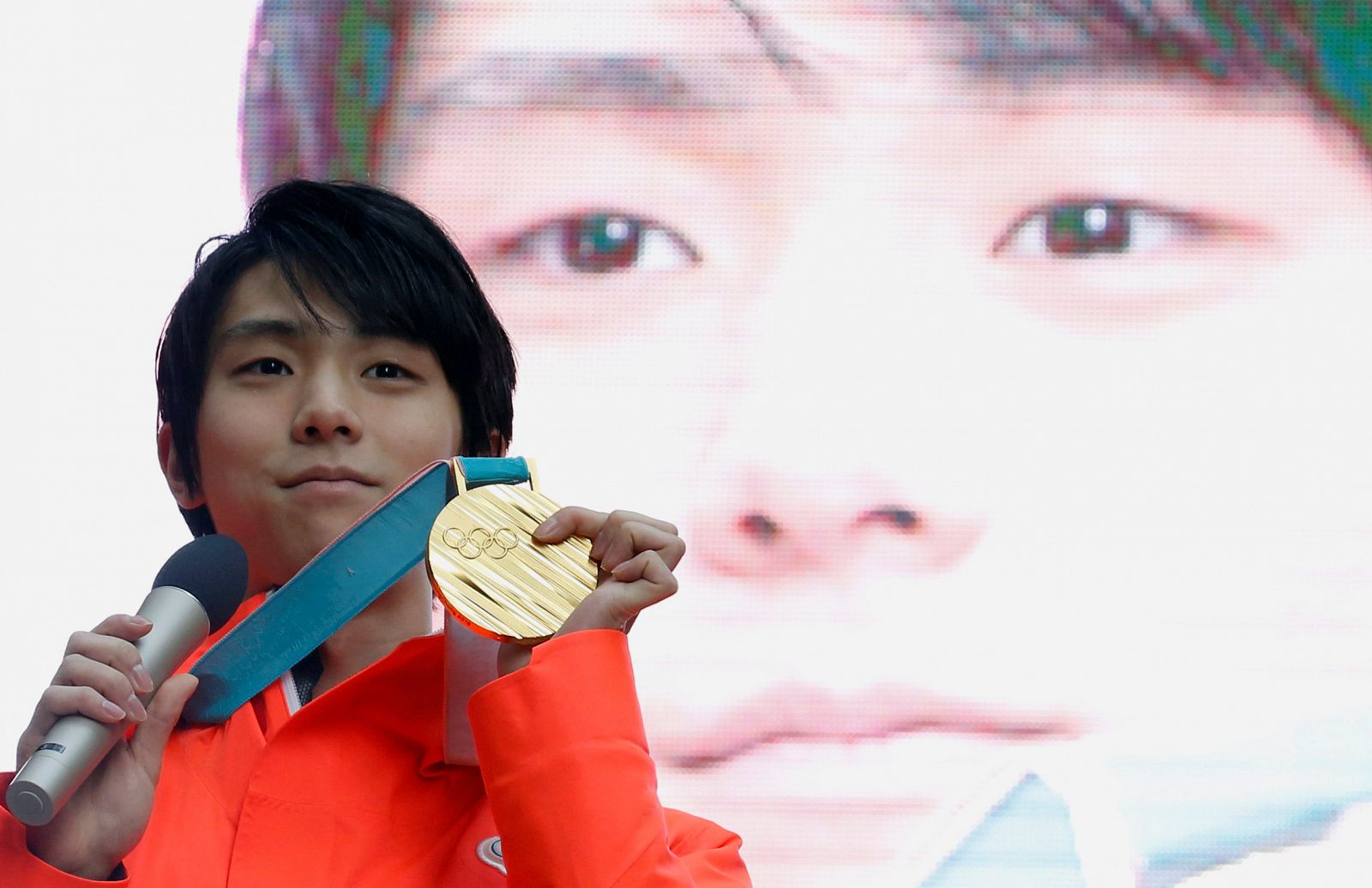 Imagen de Yuzuru Hanyu posando con su medalla de oro olímpica de Pyeongchang.