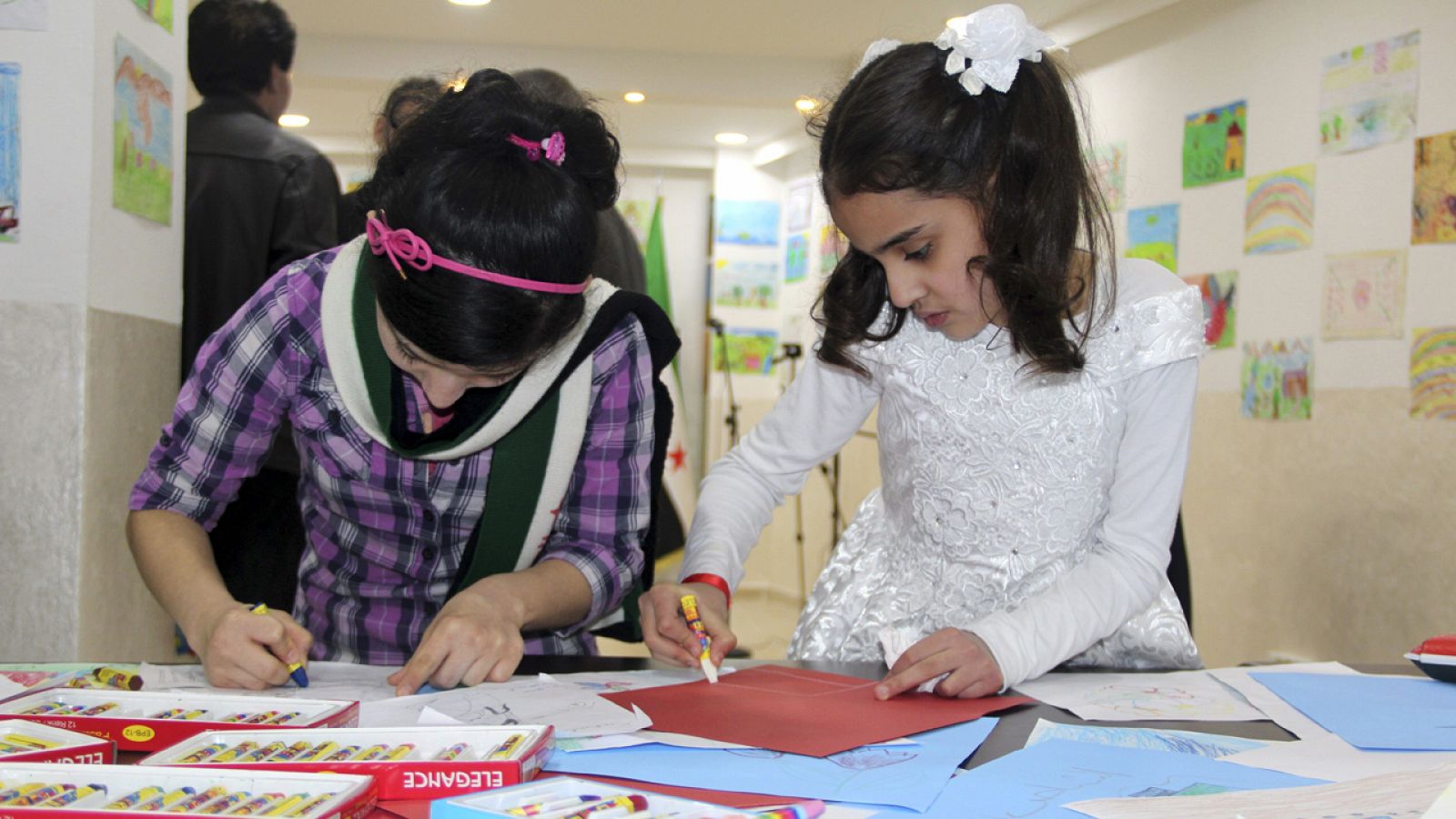 Dos niñas sirias dibujan la Revolución Siria en Estambul