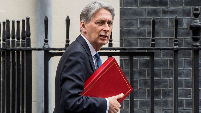 El ministro de Economía británico, Philip Hammond, a su salida de Downing Street este miércoles