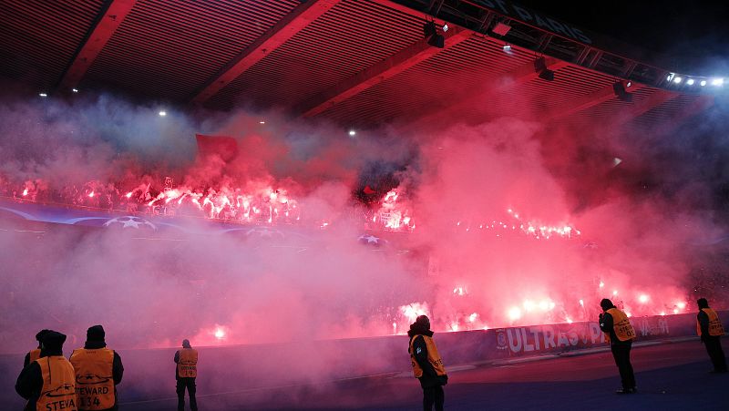 Aficionados de París Saint-Germain animan con bengalas ante Real Madrid.