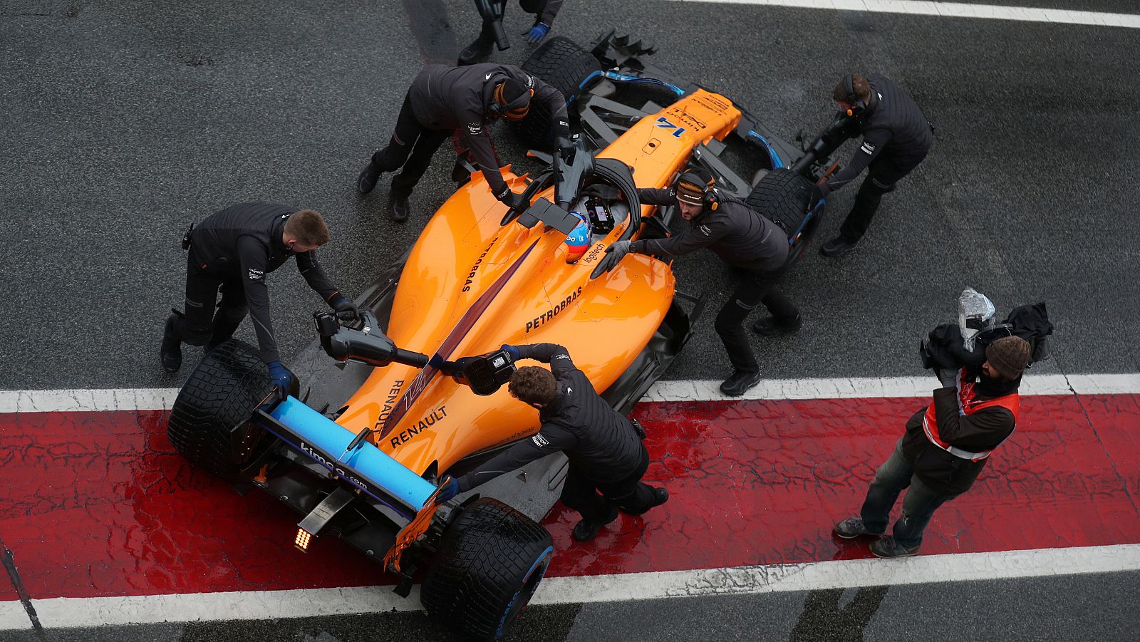 El español Fernando Alonso, en el 'box' de McLaren en Montmeló.