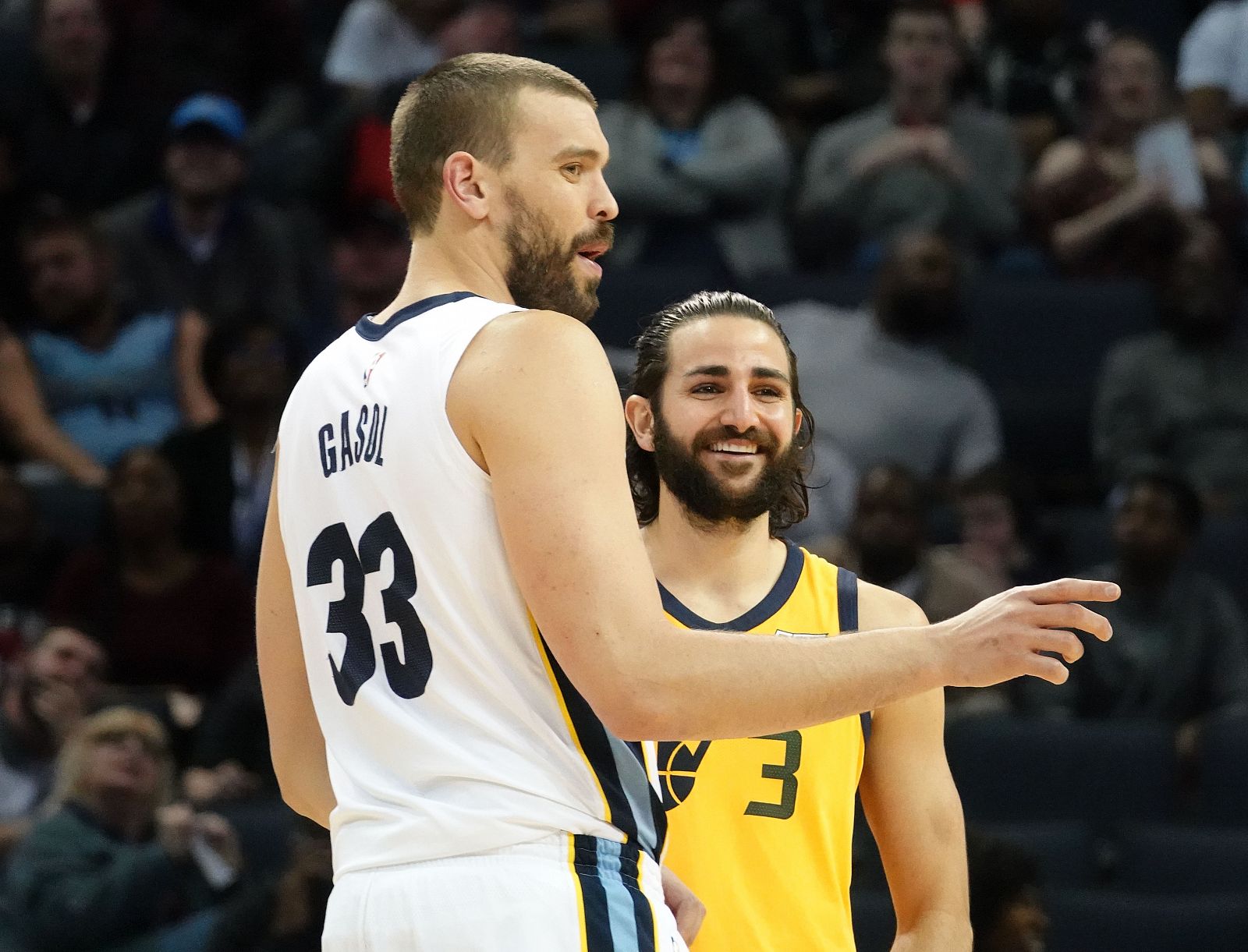 Marc Gasol (i) de Memphis Grizzlies habla con Ricky Rubio (d) de Utah Jazz durante el partido.