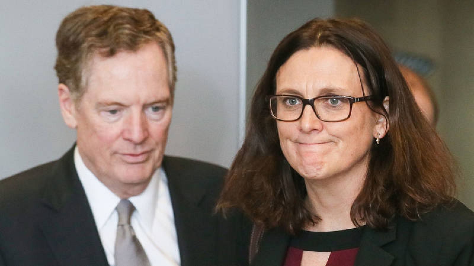 La comisaria europea de Comercio, Cecilia Mälmstrom, junto al jefe de Comercio Exterior de EE.UU., Robert Lighthizer