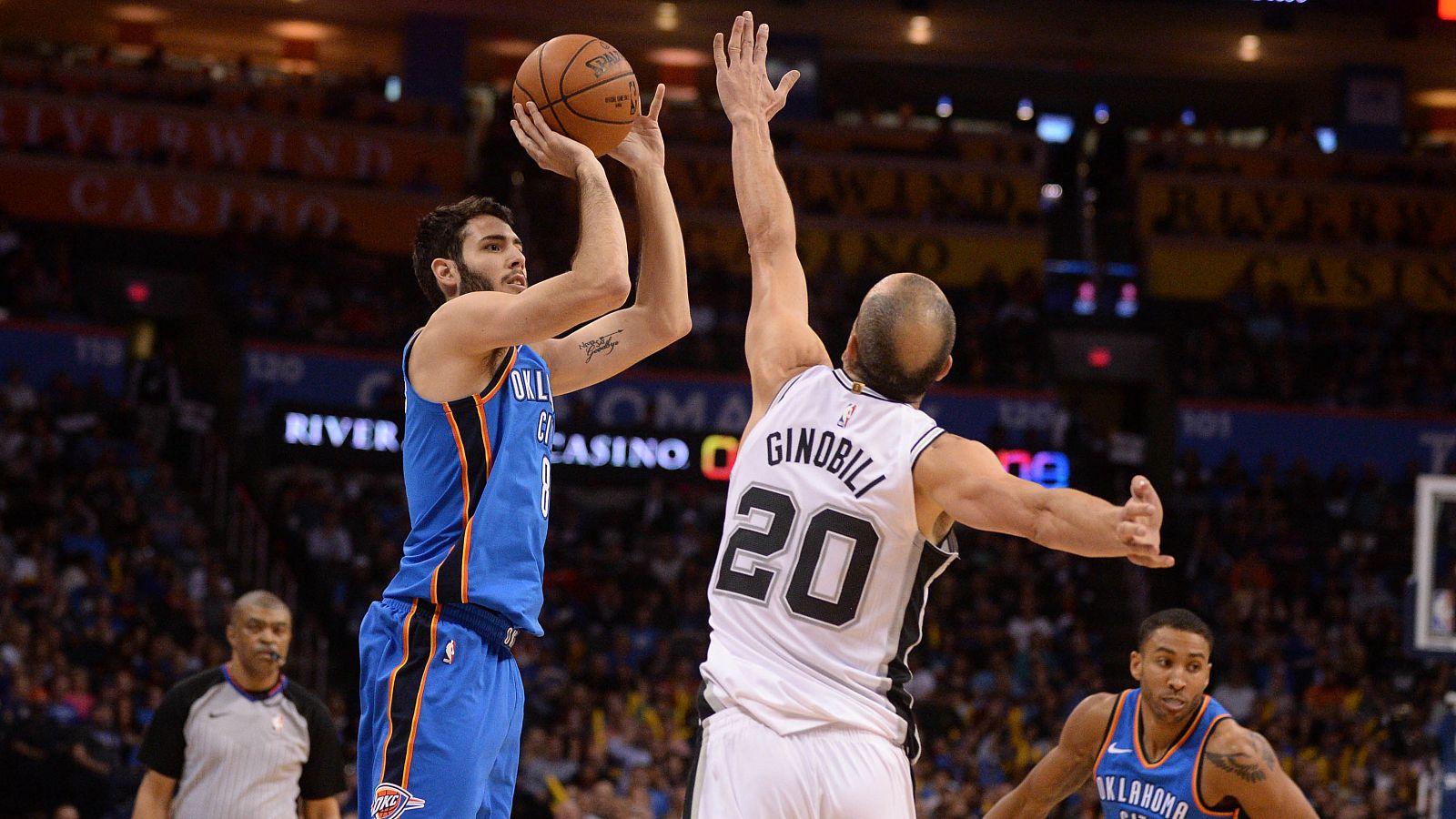 Abrines gana duelo a Pau Gasol