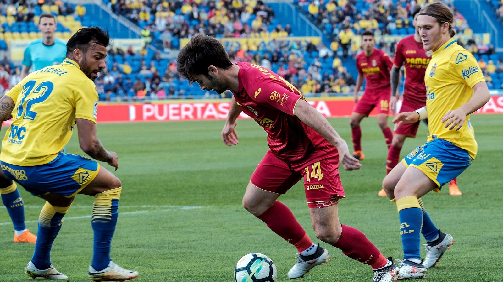 Manu Trigueros, del Villarreal, trata de marcharse ante la marca de Macedo y Halilovic, de Las Palmas.