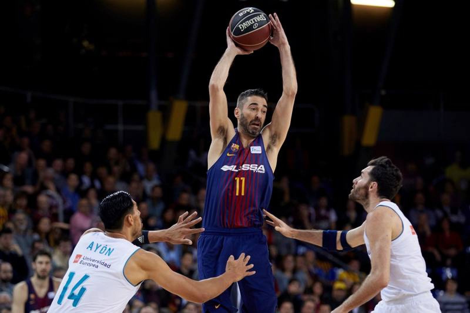 Rudy Fernández (d) y el mexicano Gustavo Ayón (i) defienden al escolta del Barça Lassa Juan Carlos Navarro.