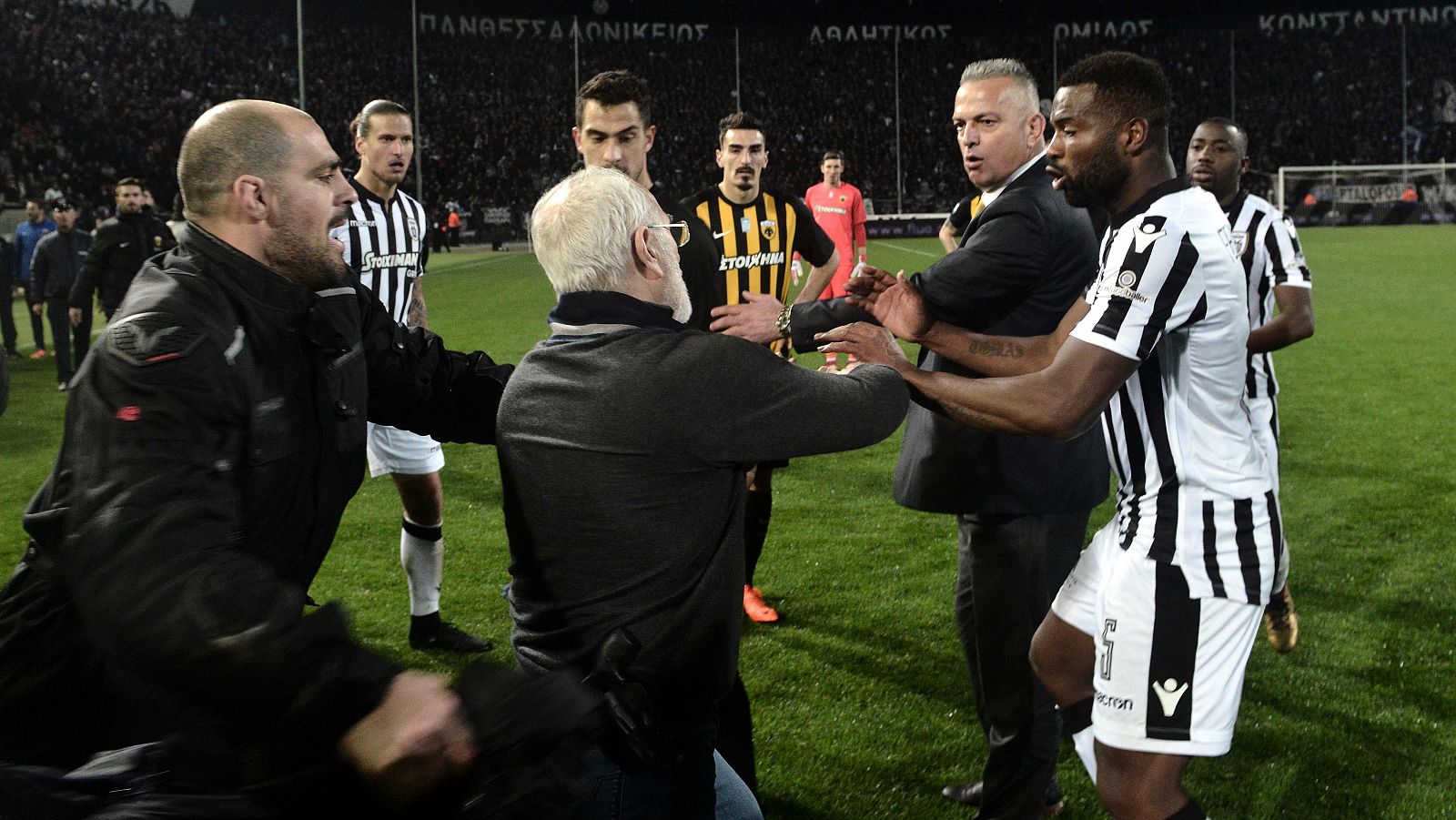 Ivan Savvidis bajó armado al campo durante la disputa del PAOK-AEK.