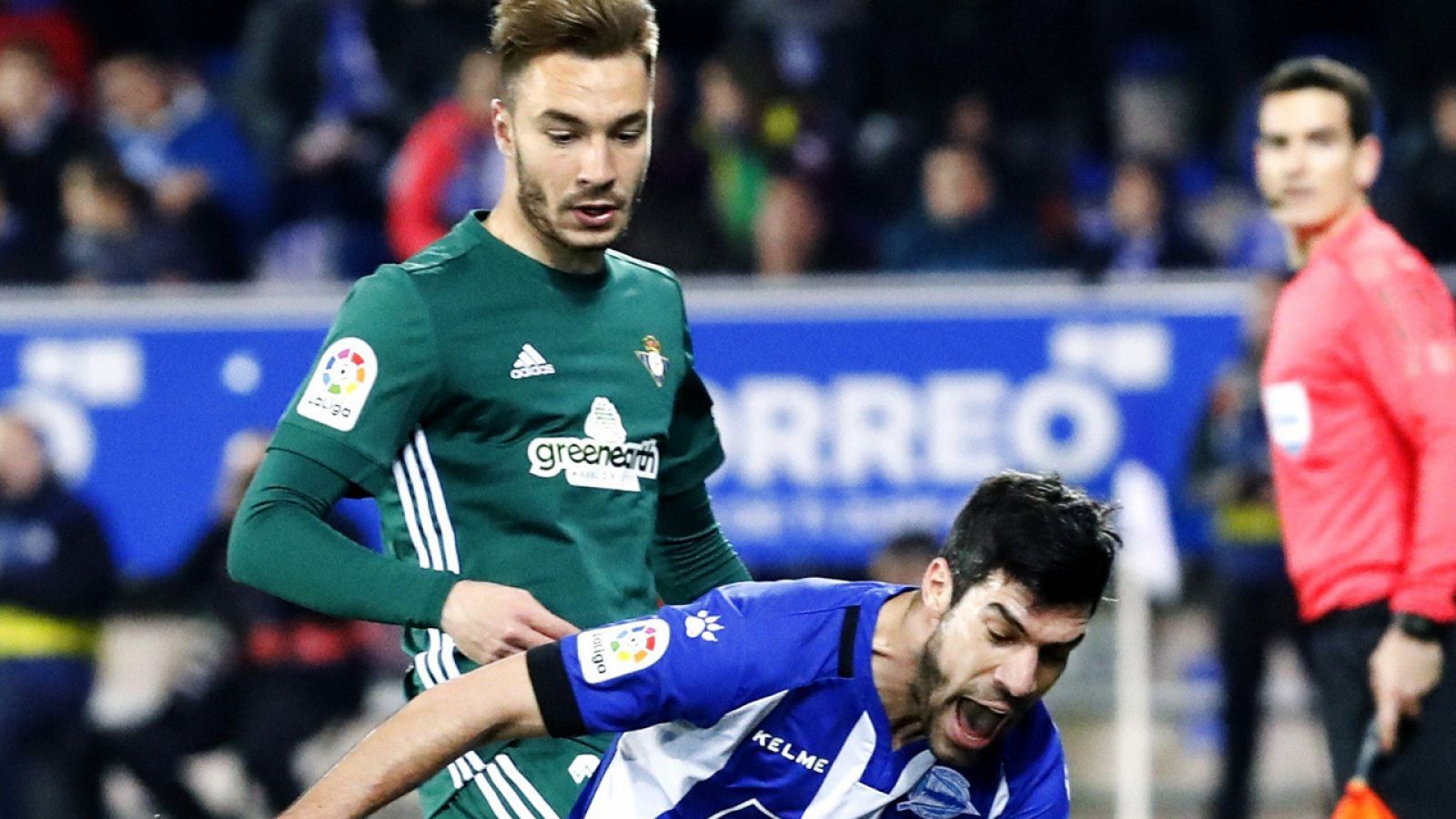 Loren, de pie, y Manu Garcia, en un lance del Alavés-Betis