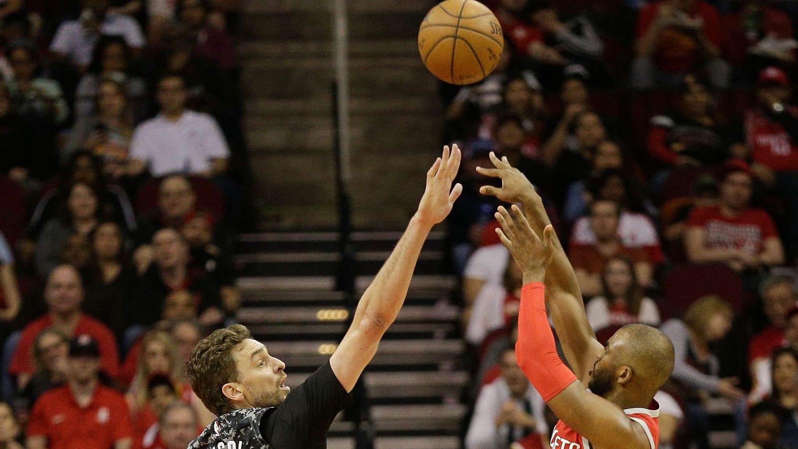 Pau Gasol sufre la derrota ante los Rockets