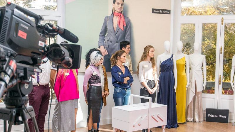 Los principiantes en la prueba de equipos en el taller de Pedro del Hierro.