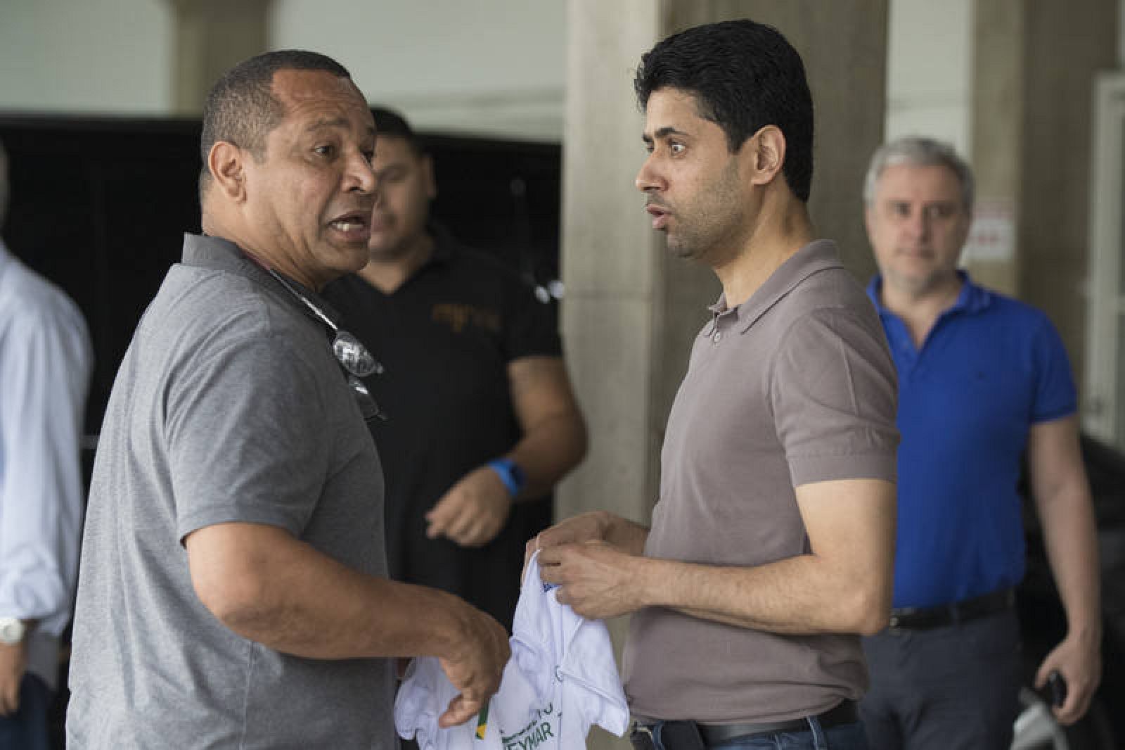 El presidente del París Saint-Germain, Nasser Al Khelaifi (d), habla con el padre de Neymar en el Instituto Neymar Jr. este martes en Praia Grande. 