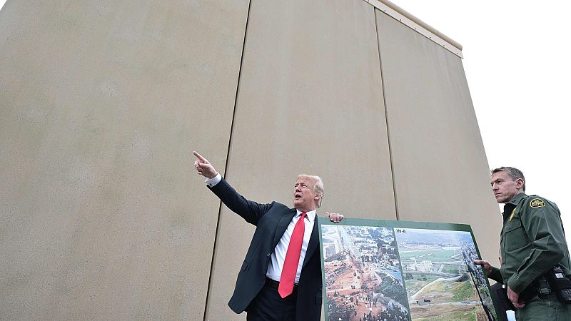 El presidente de EE.UU. Donald Trump visita prototipos de muro en California