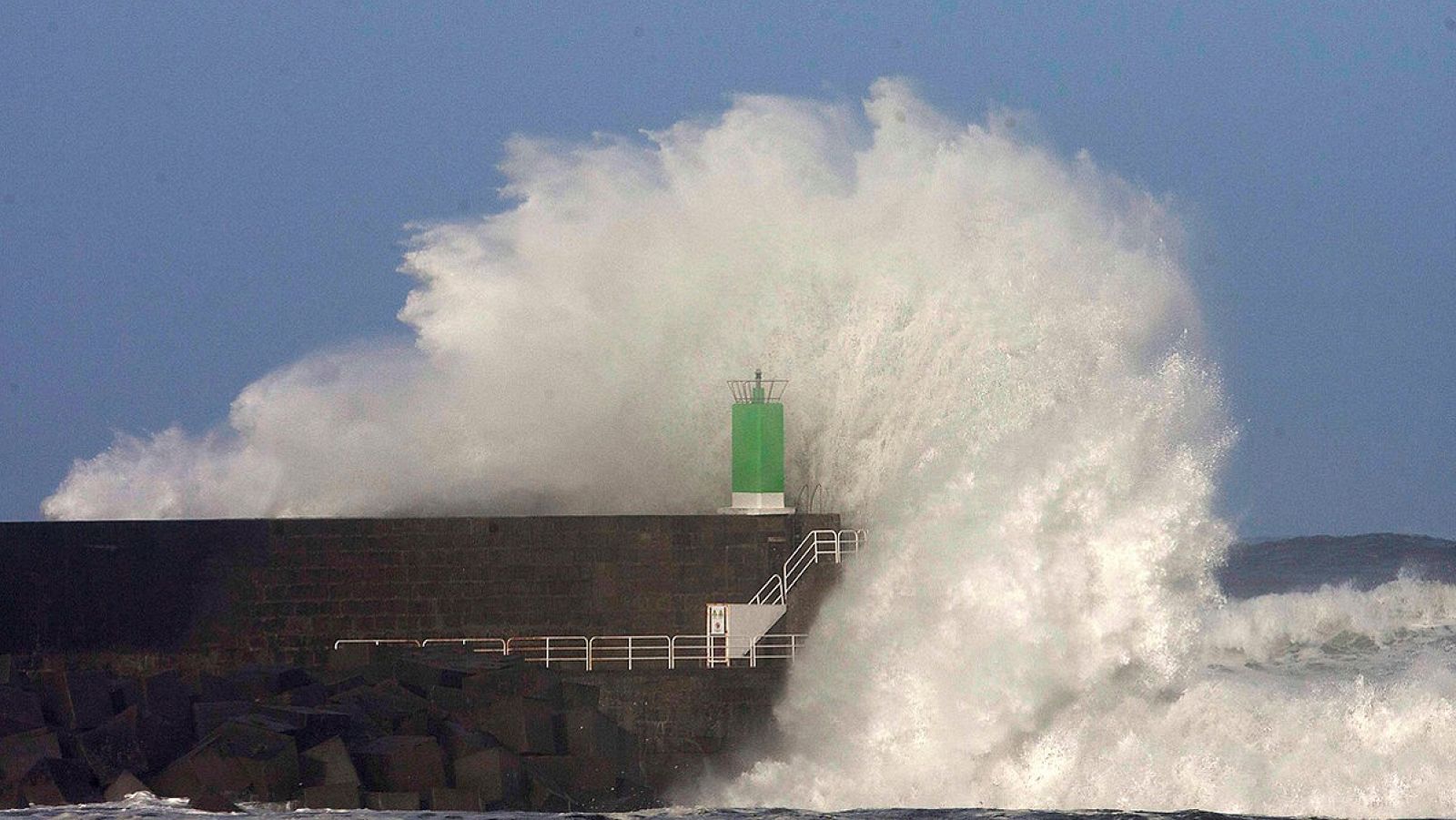 Oleaje en el puerto de A Guarda (Galicia) durante la tormenta Félix, precedente de Gisele.