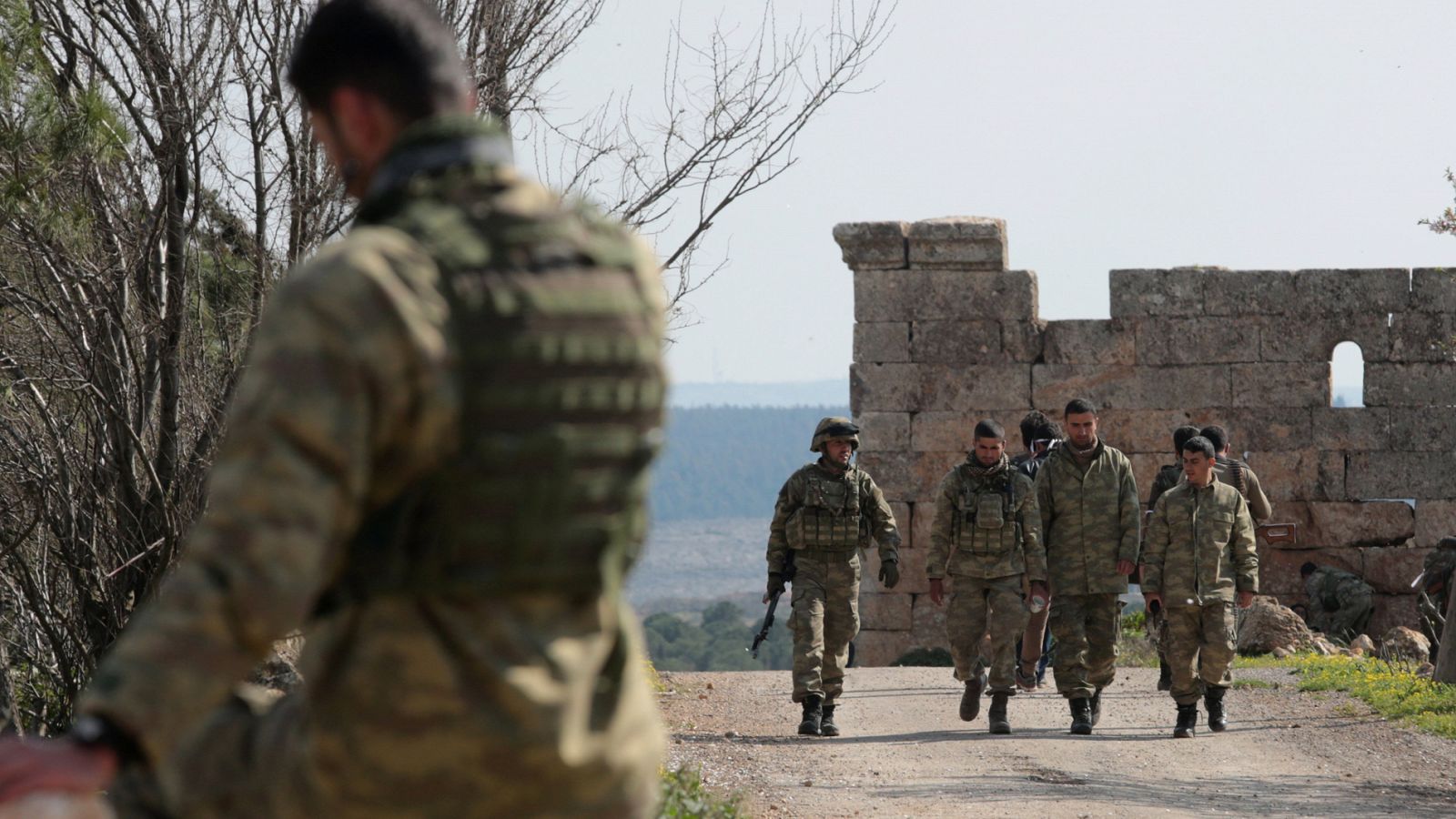 Soldados turcos acantonados en Der Mismis, al sureste de Afrin, en Siria