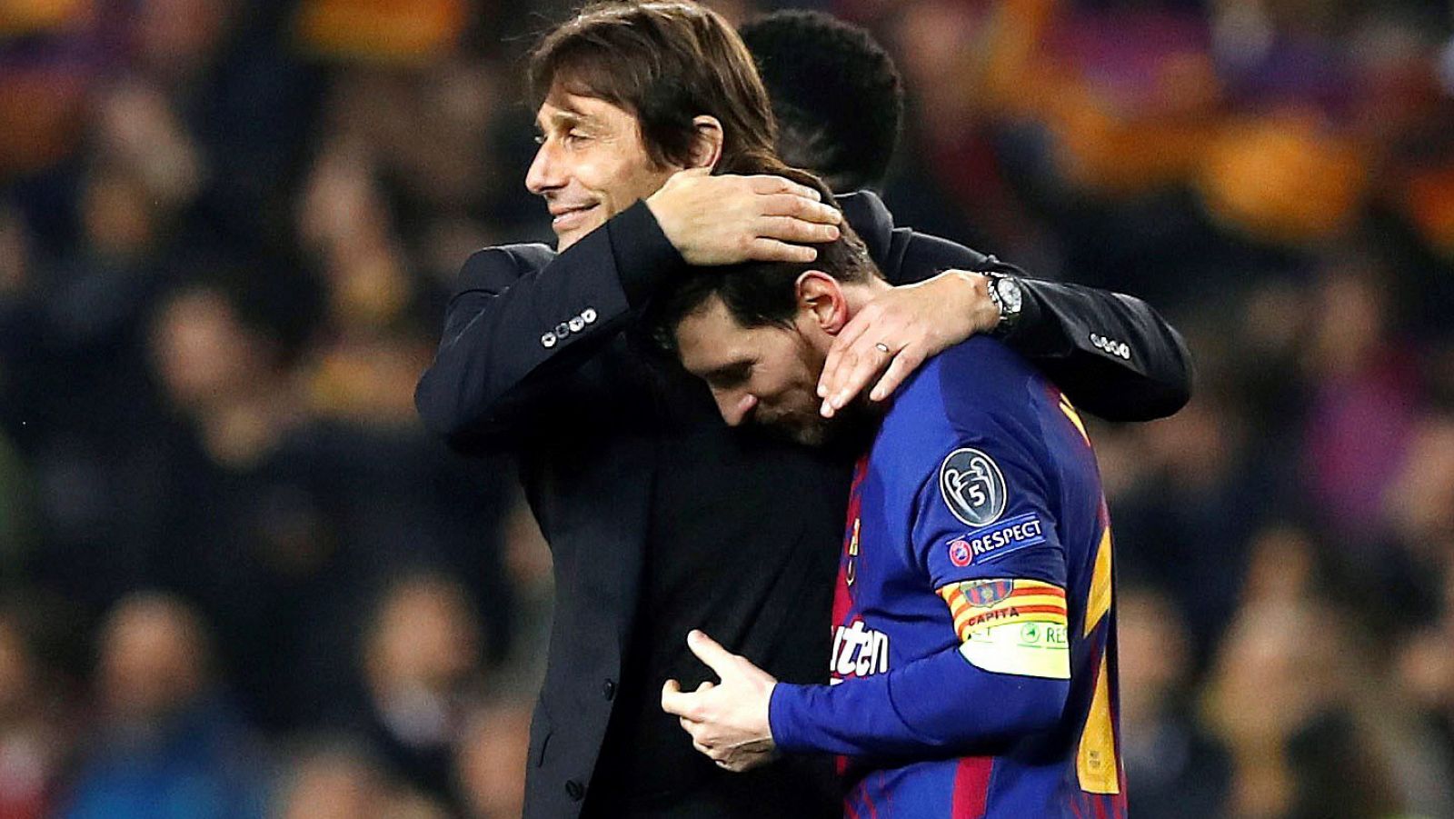 El entrenador del Chelsea, Antonio Conte, felicita al delantero argentino del FC Barcelona Leo Messi.