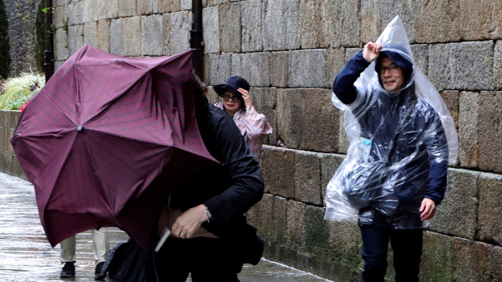 La borrasca 'Gisele' se retira pero siete comunidades siguen en alerta por lluvia, viento y olas